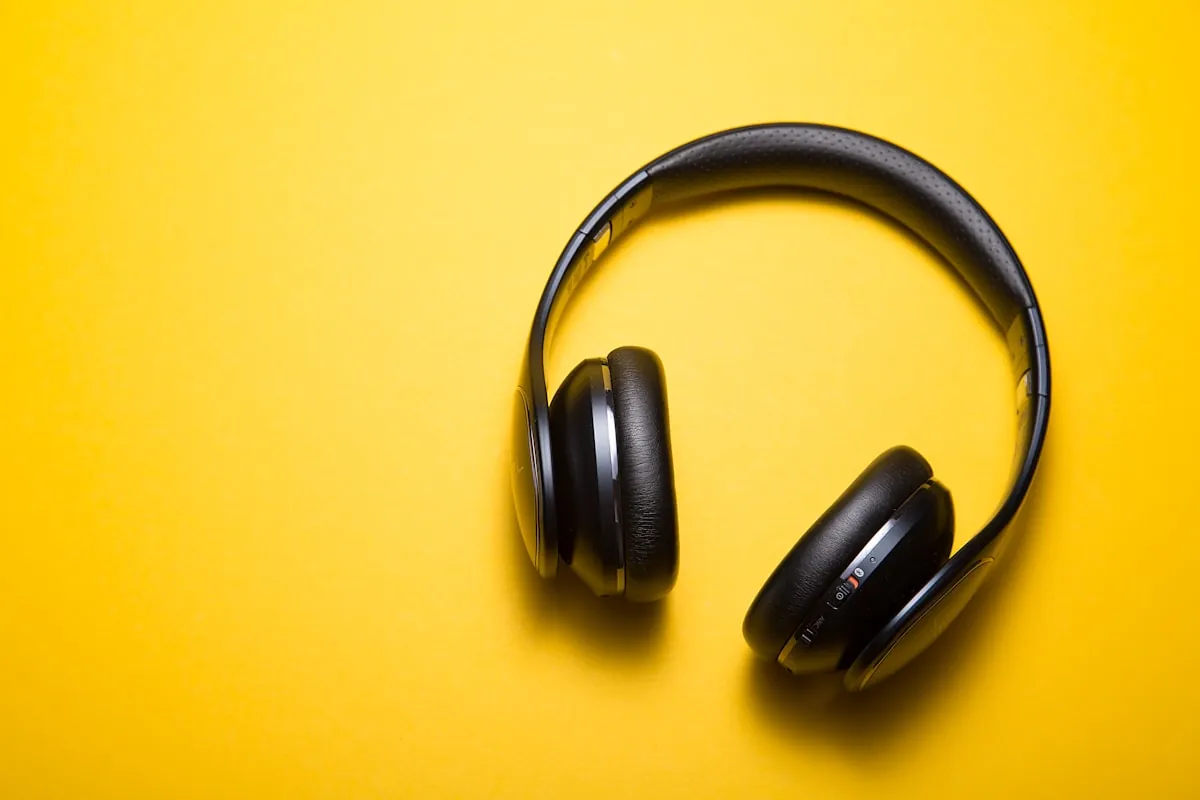 Auriculares inalámbricos sobre fondo blanco