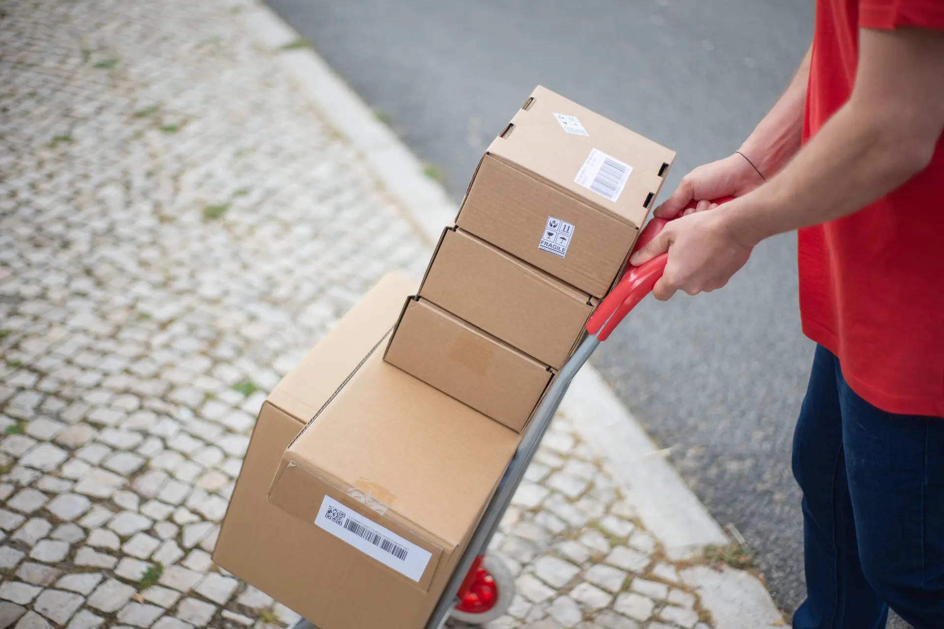 Repartidor entregando cajas desde una furgoneta