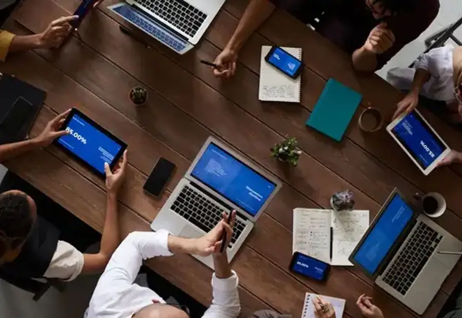 Equipo de trabajo reunido en una mesa